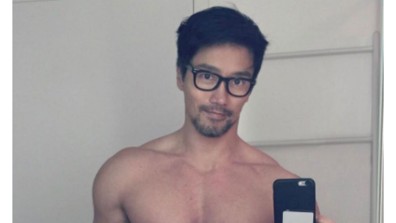 Illustratie voor: Deze hunk is ontzettend knap en je raadt nooit hoe oud hij is