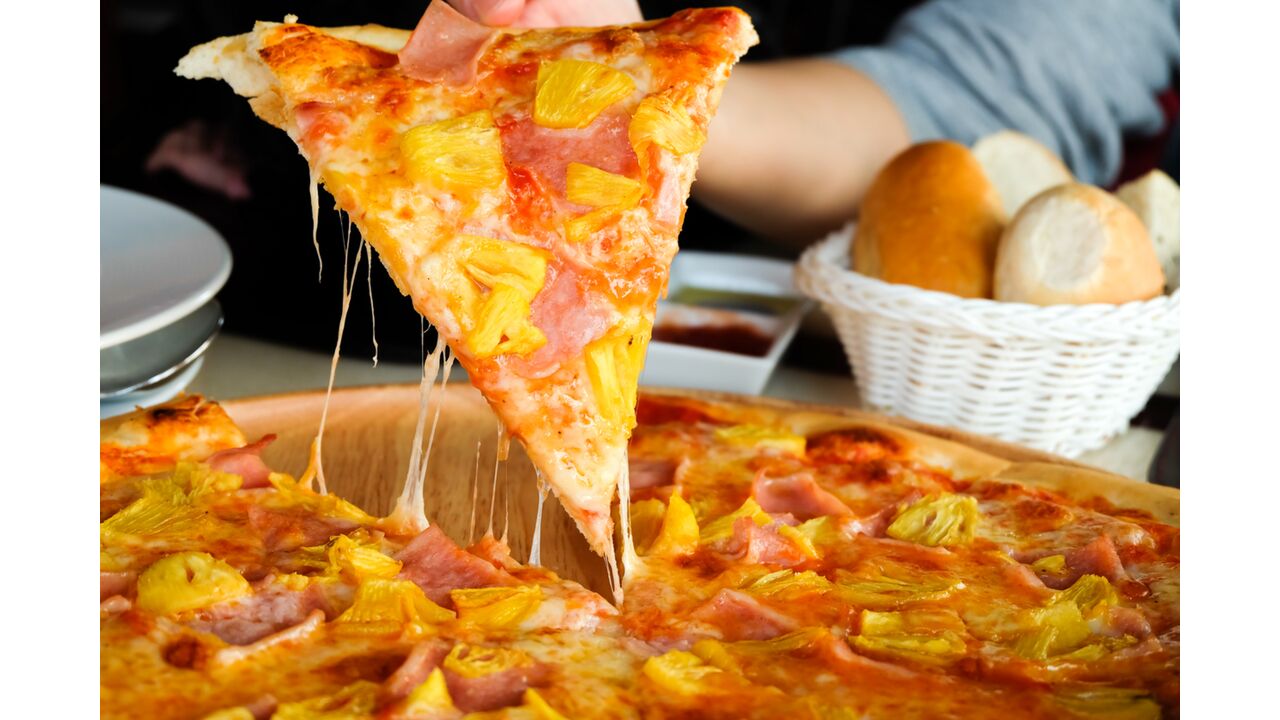 Illustratie voor: Na pizza met ananas doen mensen nu ook dít fruit op hun pizza