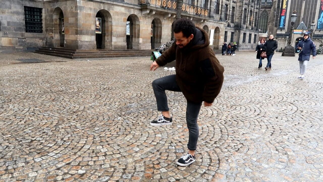 Illustratie voor: Nederland doet de ‘invisible box challenge’ en het is moeilijker dan je denkt