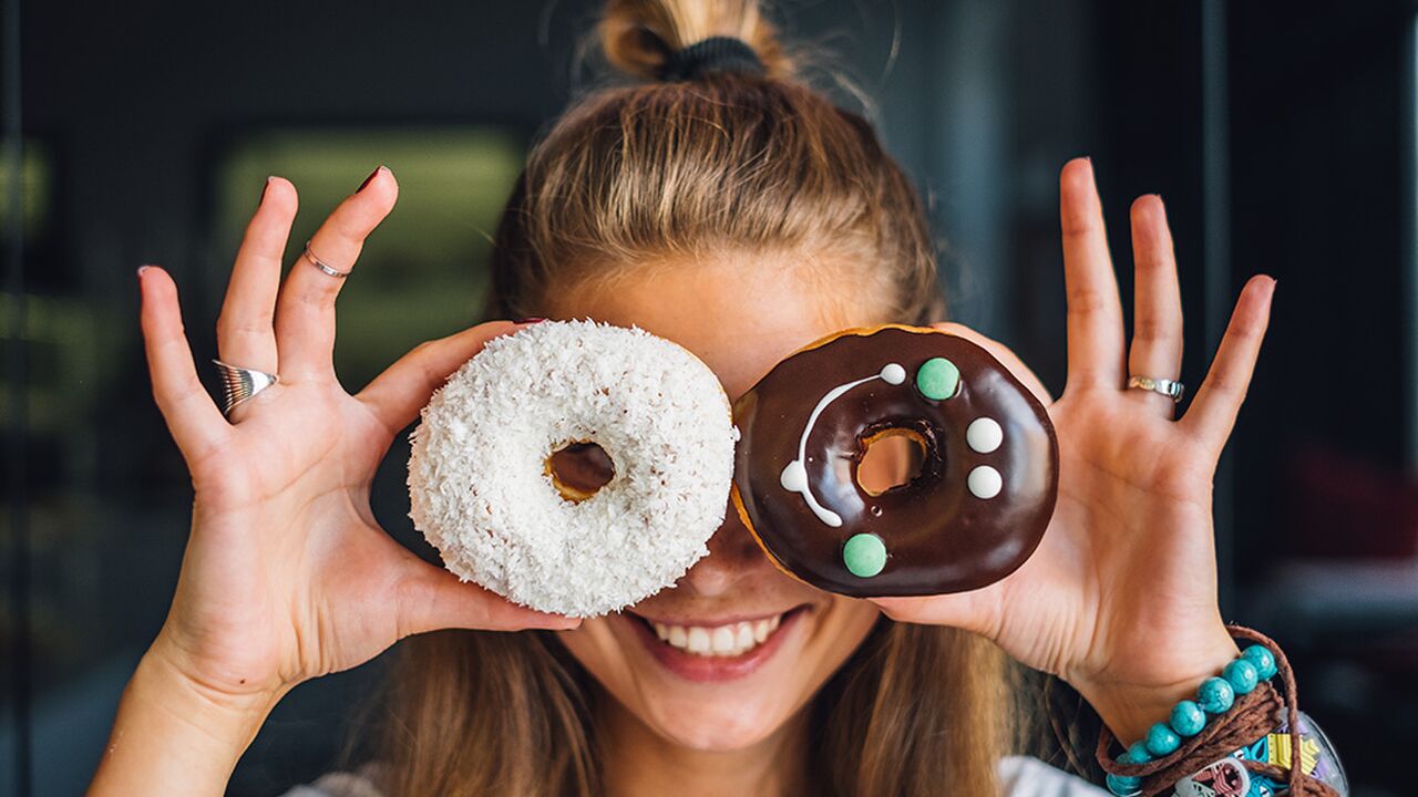 Illustratie voor: Bewezen: door te eten van een rood bord eet je minder