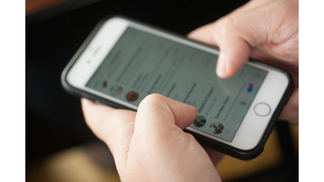 Illustratie voor: Zo krijg je een melding wanneer mensen stiekem meelezen op je telefoon