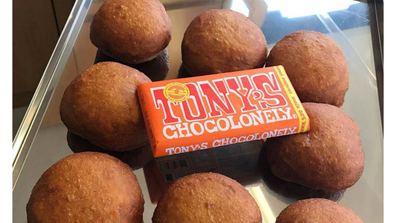 Illustratie voor: Hebben! Deze oliebol is gevuld met Tony’s Chocolonely karamel-zeezout en het is te lekker