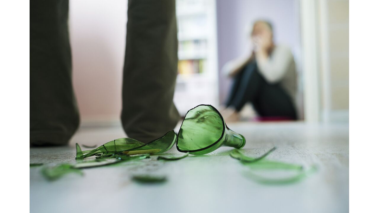 Illustratie voor: ‘Mijn stiefvader slaat mijn moeder als hij heeft gedronken’