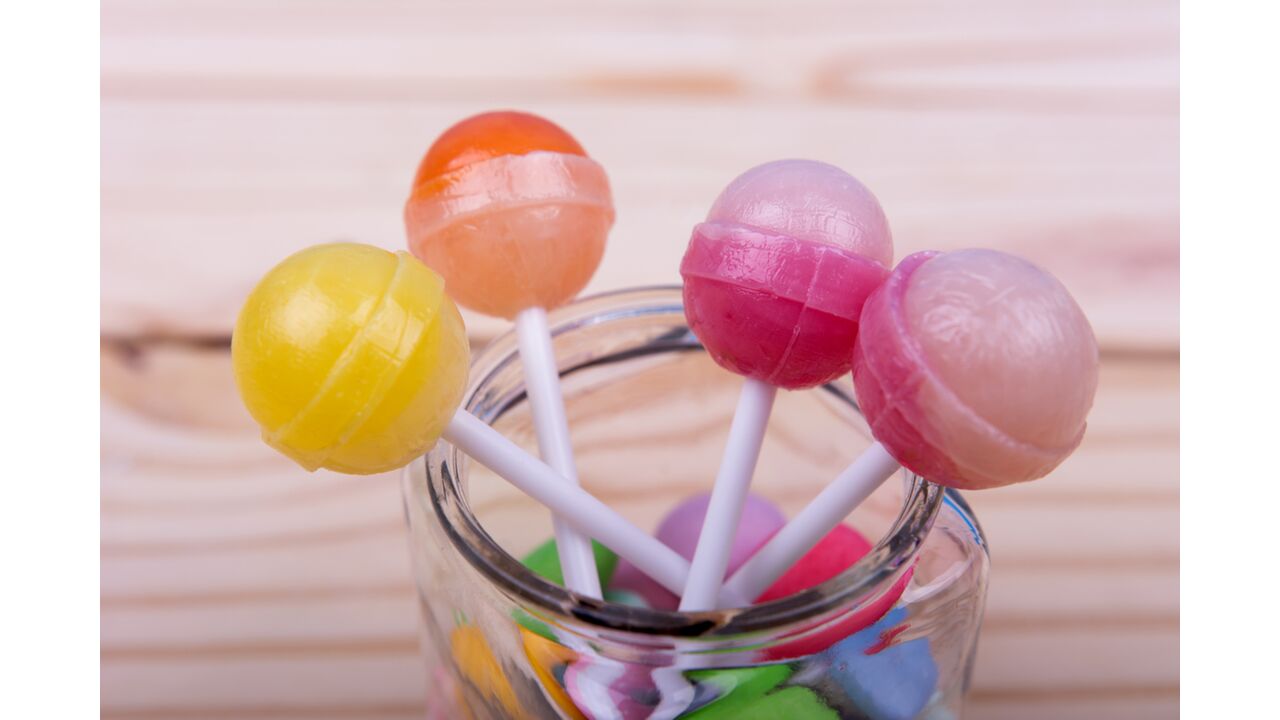 Illustratie voor: Aha! Dáárom zit er dus een gaatje in het stokje van een lolly