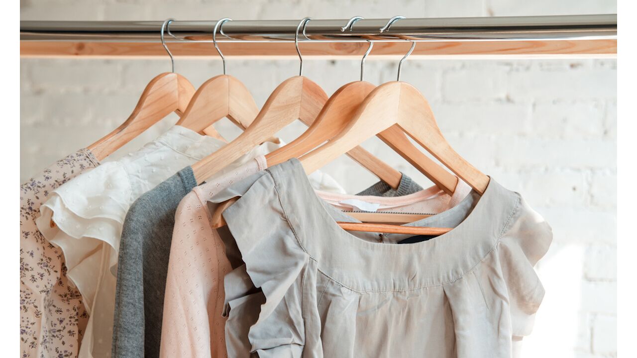 Illustratie voor: Deze kledingkast hack helpt je kleding weg te doen