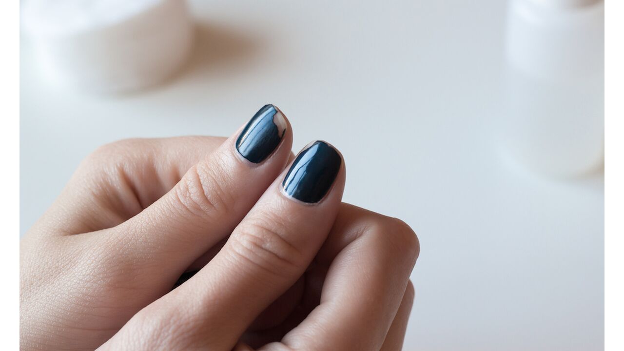 Illustratie voor: Dip powder nails: dé nagellak trend van 2018