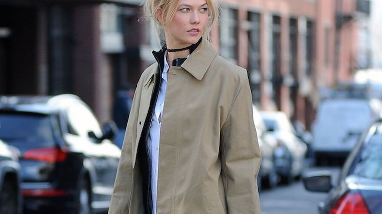 Illustratie voor: De trenchcoat is een trend en zo draag je hem