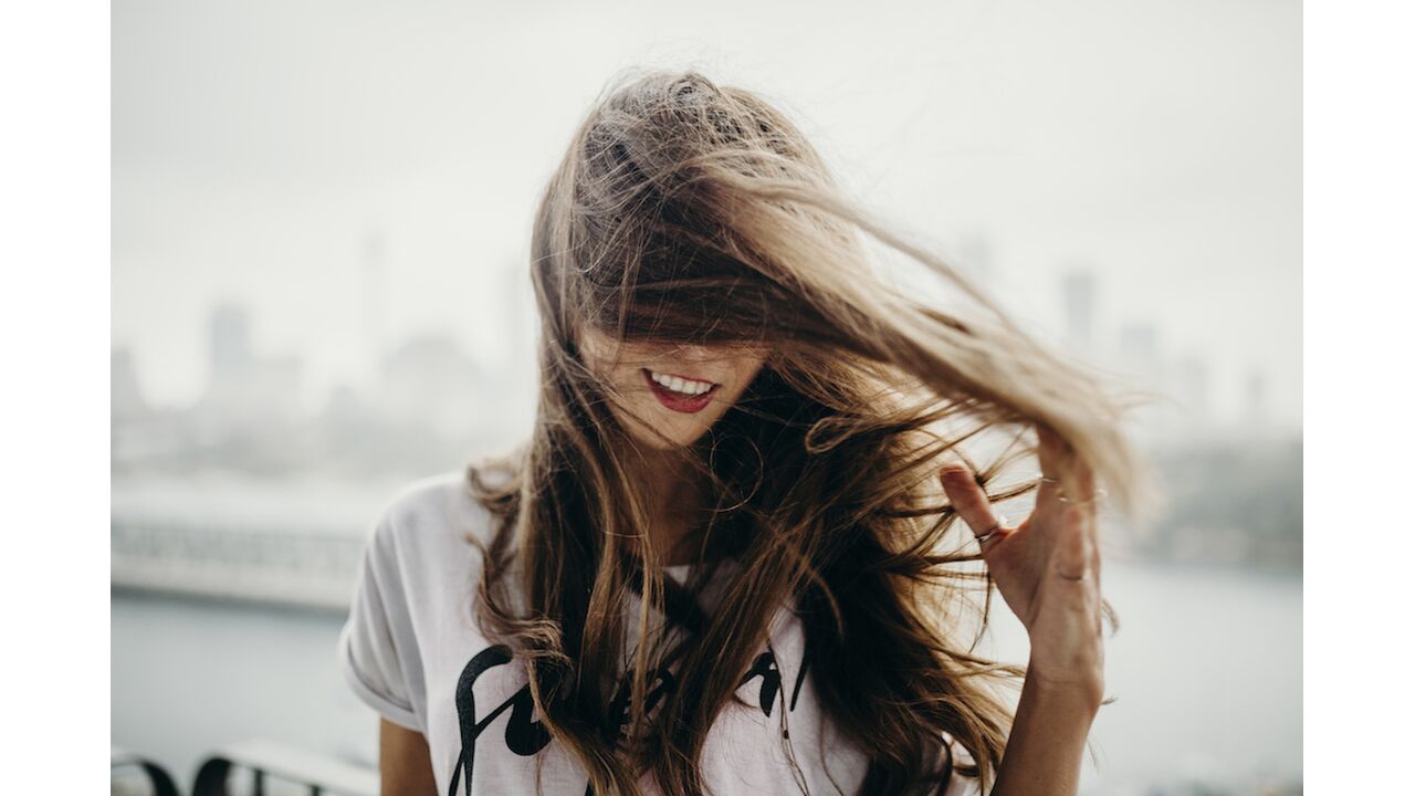 Illustratie voor: Deze 15 haar struggles herken jij sowieso (hallo babyhaartjes!)
