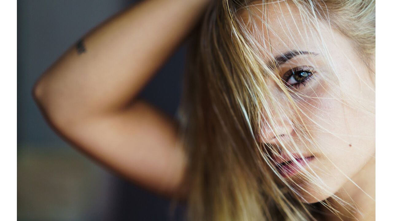 Illustratie voor: 6 dingen die kunnen gebeuren als je je haar niet wast