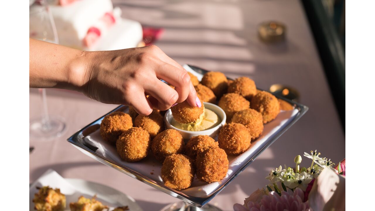 Illustratie voor: OMG: Hier eet je bitterballen met de vulling van een frikandel