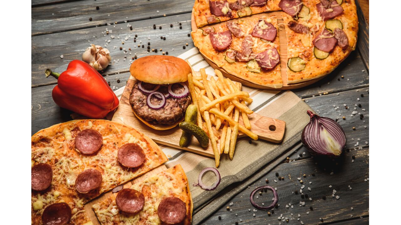 Illustratie voor: OMG! Er bestaat een pizza-hamburger en je koopt ‘m gewoon in de supermarkt