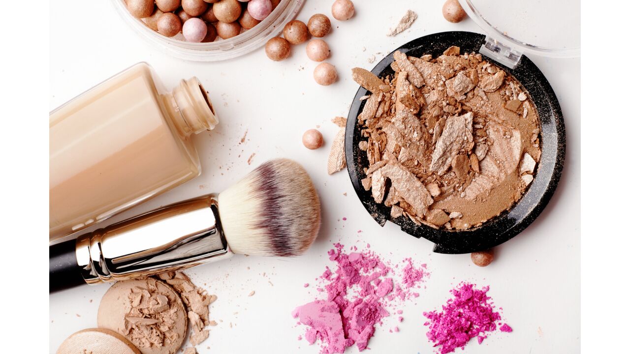 Illustratie voor: Zo doe je je make-up in 5 minuten en kom je nooit meer te laat