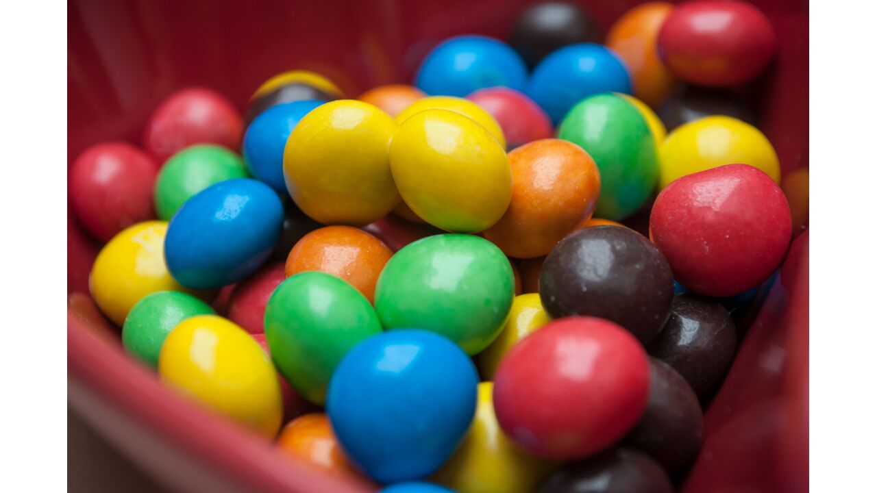 Illustratie voor: Dat werd tijd! Binnenkort zijn M&M’s Peanut met witte chocolade verkrijgbaar