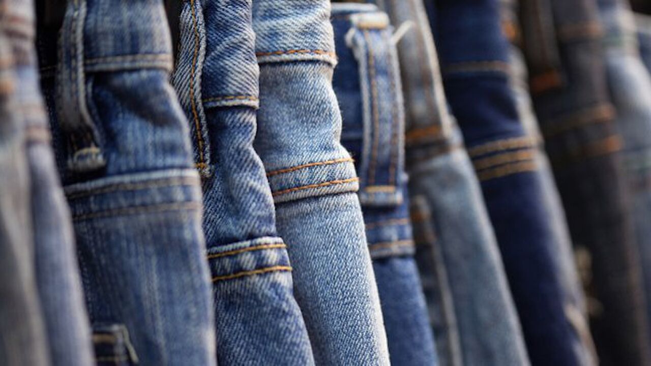 Illustratie voor: De baggy jeans is terug en zo draag je hem