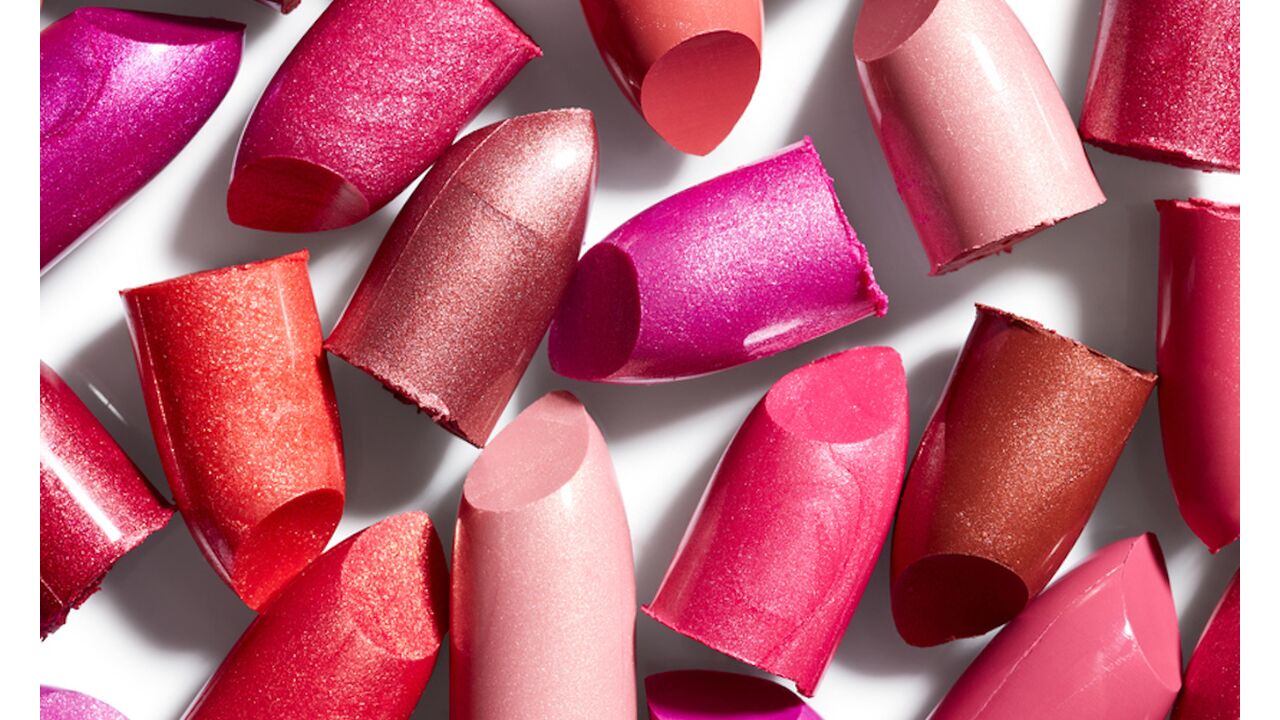 Illustratie voor: Deze lipstickkleur ga je overal zien deze zomer