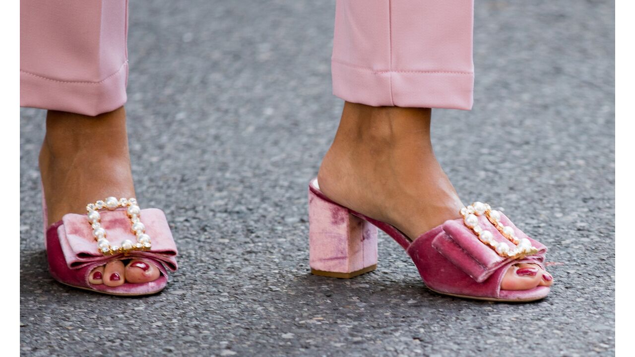 Illustratie voor: Dad sneakers? Iedereen heeft het nu over mom mules!