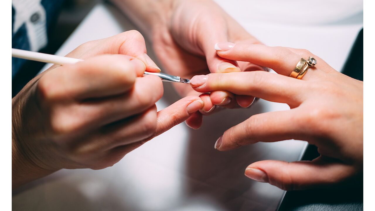 Illustratie voor: De voor- en nadelen van gelnagels zetten op een rij