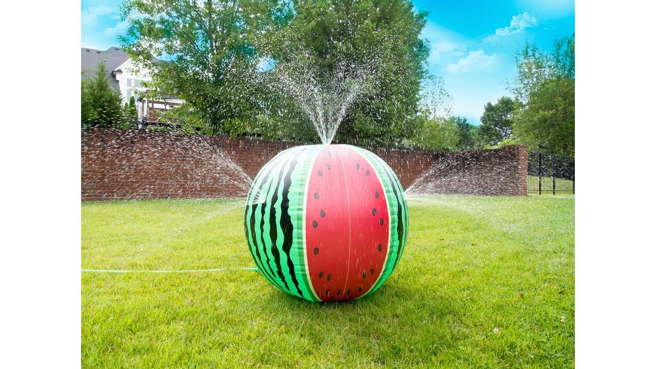 Illustratie voor: Deze MEGA watermeloen tuinsproeier heb jij de komende dagen nodig