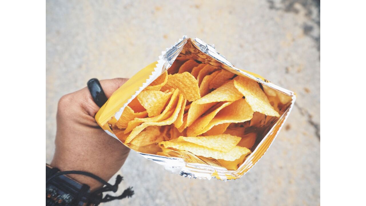 Illustratie voor: Aha! Dit is dus de reden waarom een chipszak zo kraakt