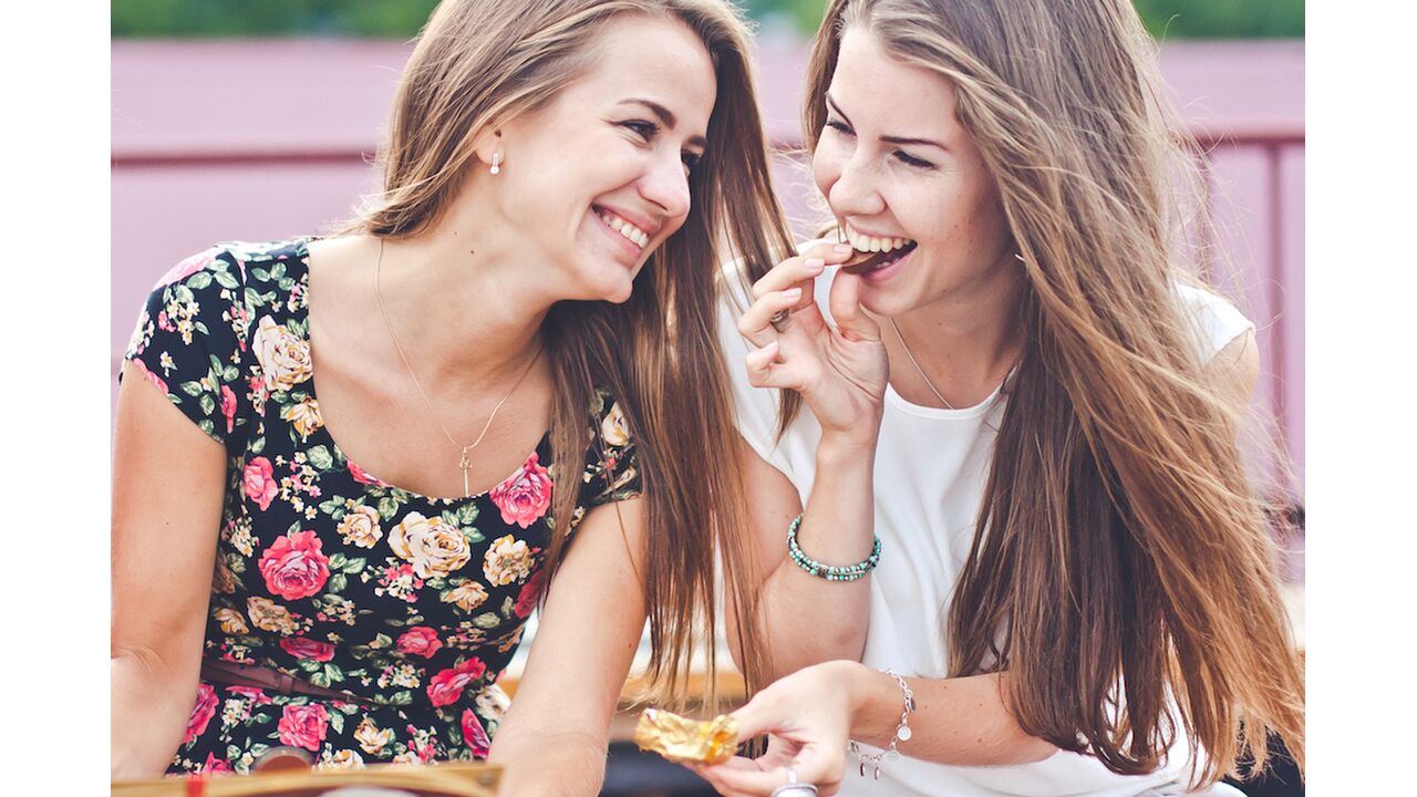 Illustratie voor: 9 vieze dingen die jij alleen met je beste vriendin doet