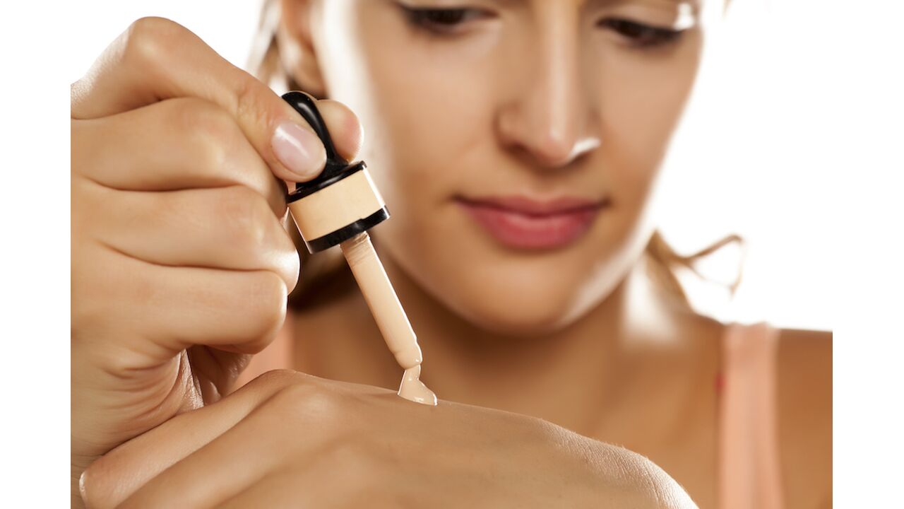 Illustratie voor: Na het peel off masker bestaat er nu ook een peel off foundation
