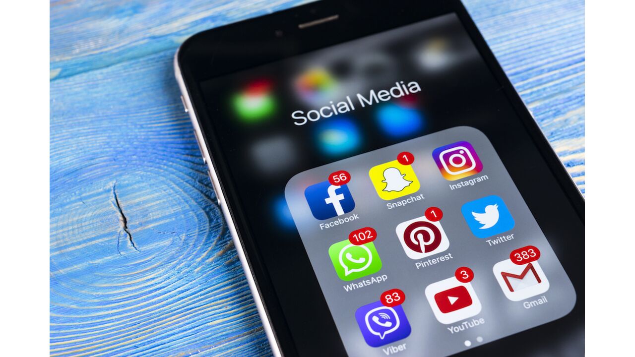 Illustratie voor: OMG! Je krijgt nu betaald om mensen te stalken op social media