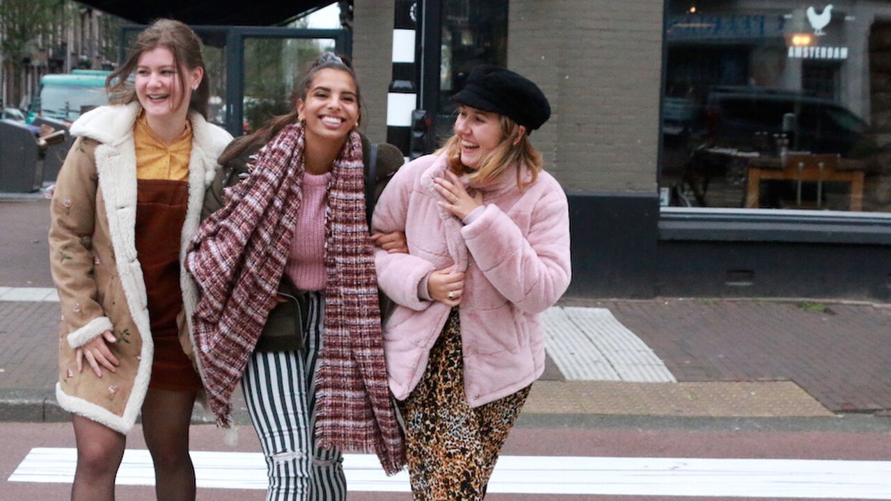 Illustratie voor: 6x Herfstjassen inspiratie + WIN €250 shoppingsessie met je BFF