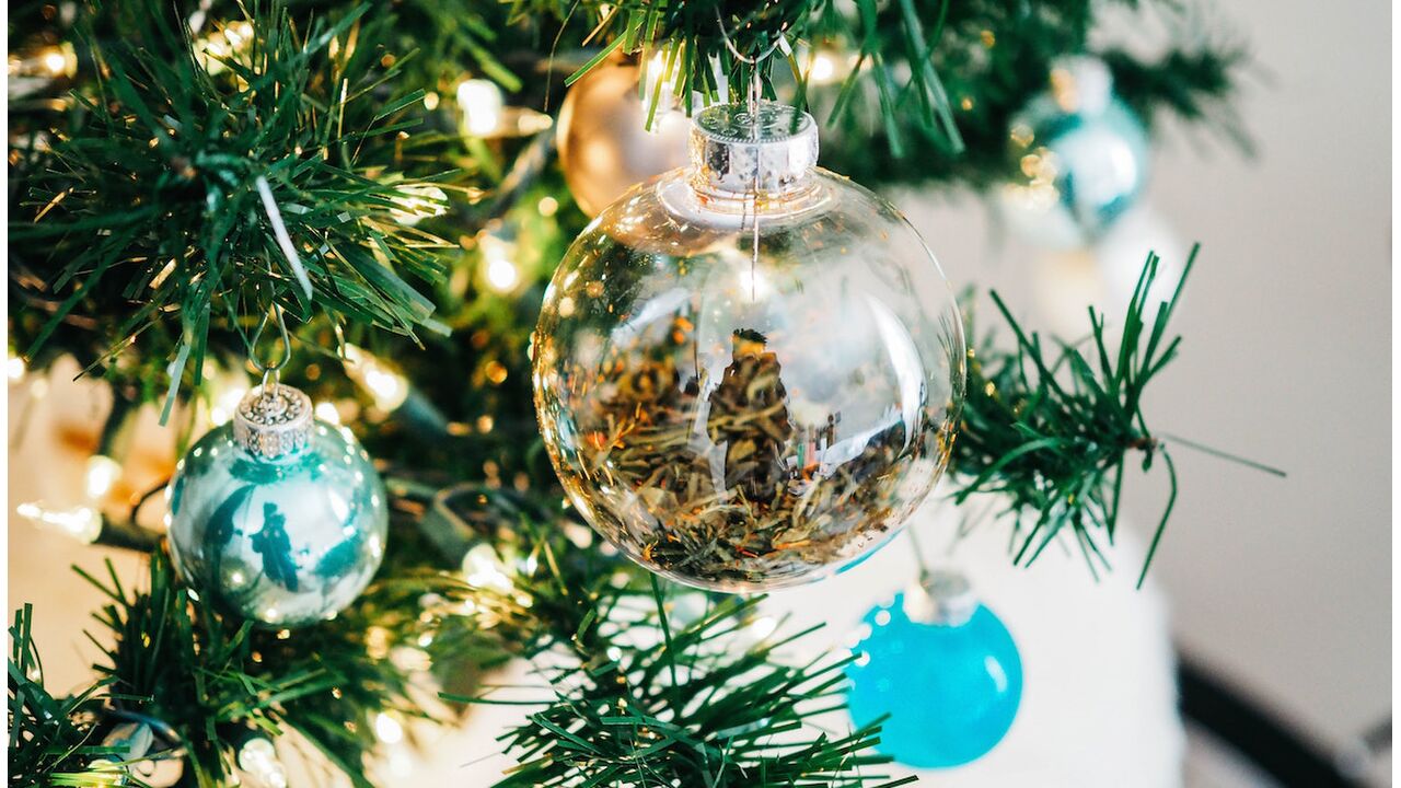 Illustratie voor: YAS! Primark verkoopt Disney-kerstballen en die wil je in je kerstboom hebben