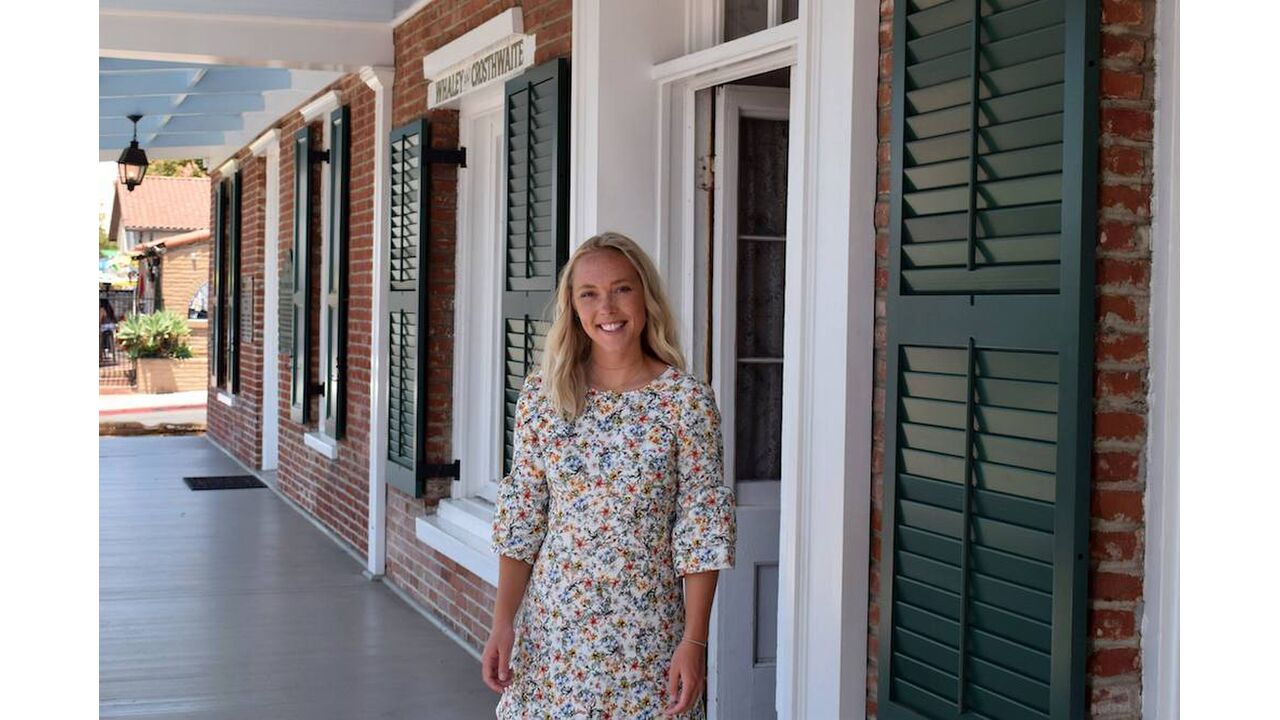 Illustratie voor: Bye, Girlscene! Stagiaire Sophie neemt afscheid