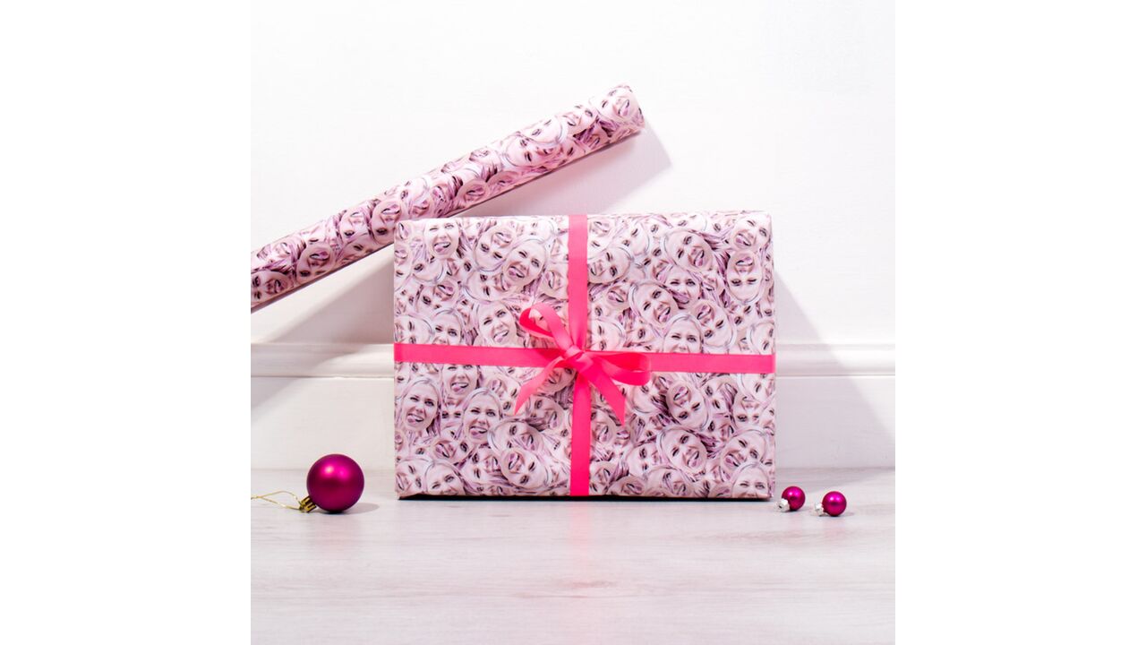 Illustratie voor: Pak dit jaar je cadeaus in met inpakpapier met je eigen hoofd erop