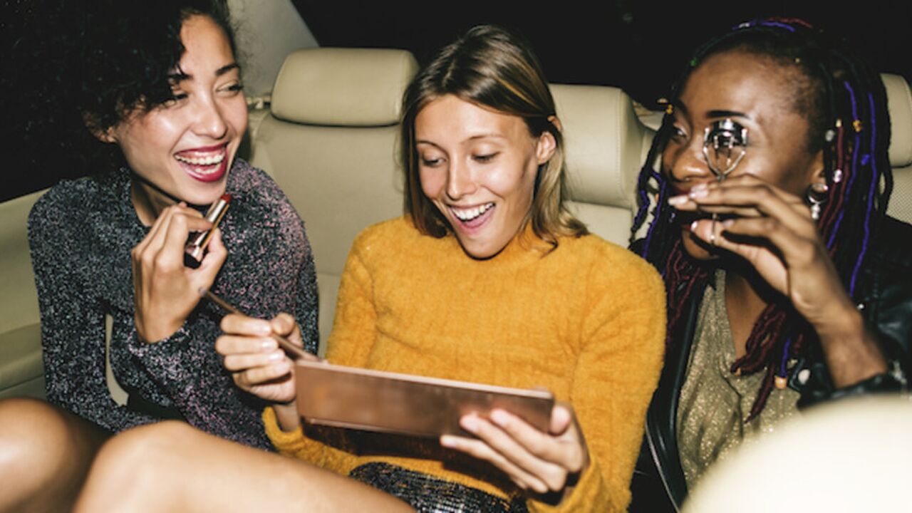 Illustratie voor: Zo blijft jouw Kerst make-up de hele dag on point
