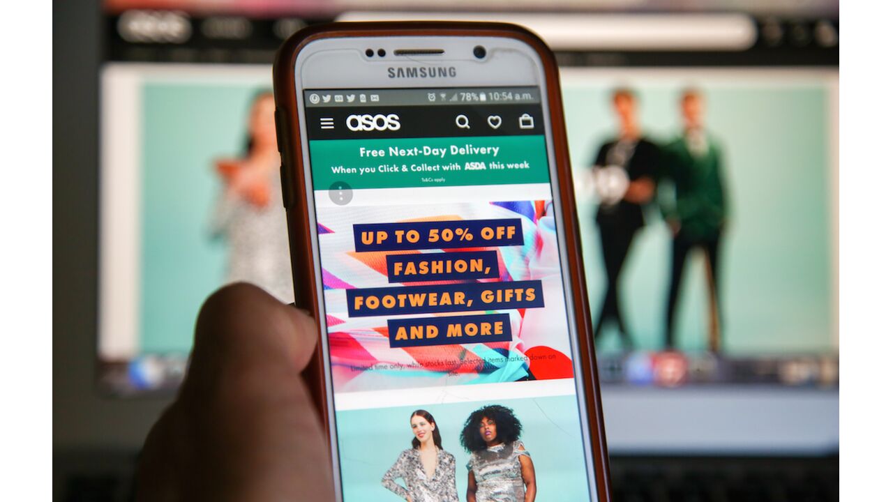 Illustratie voor: ASOS verkoopt nu een doorzichtige broek en mensen willen het