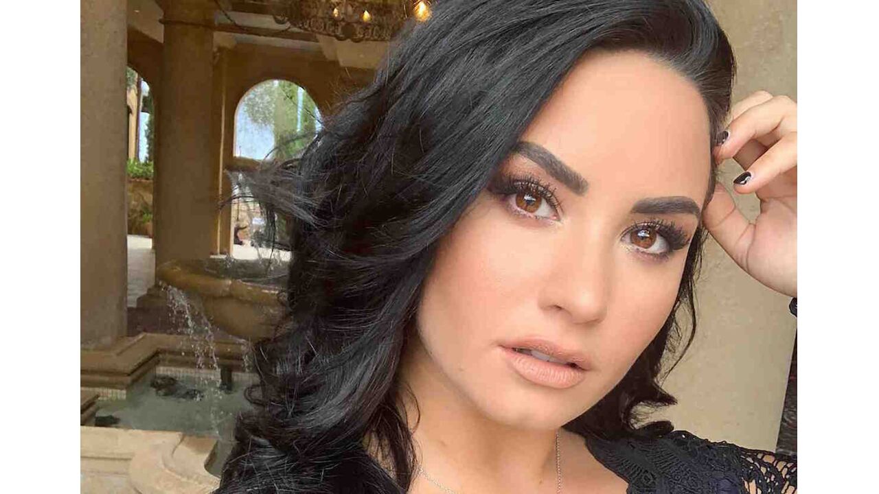 Illustratie voor: Demi Lovato slaat de tand van haar trainer eruit