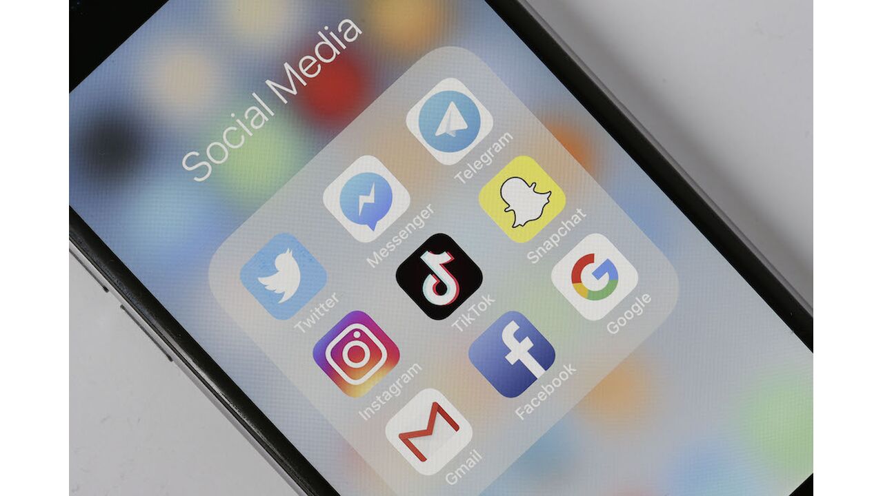 Illustratie voor: Maakt social media je socialer, gelukkig of juist eenzamer?