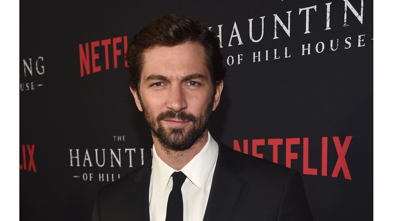 Illustratie voor: Er komt een Netflix kerstfilm met hottie Michiel Huisman!