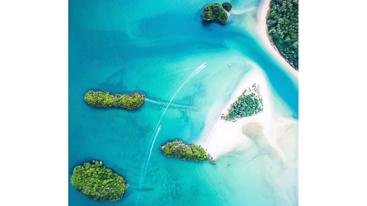 Illustratie voor: Zo kun je Temptation Island-villa ‘Baan Asan’ deze zomer huren met de meiden