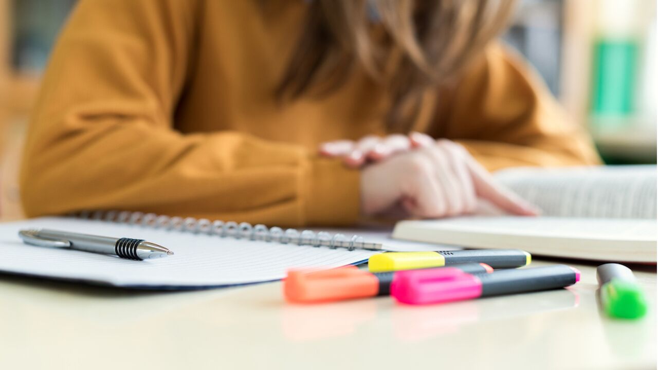 Illustratie voor: 10 herkenbare gedachtes tijdens het leren voor je Economie examen + tips