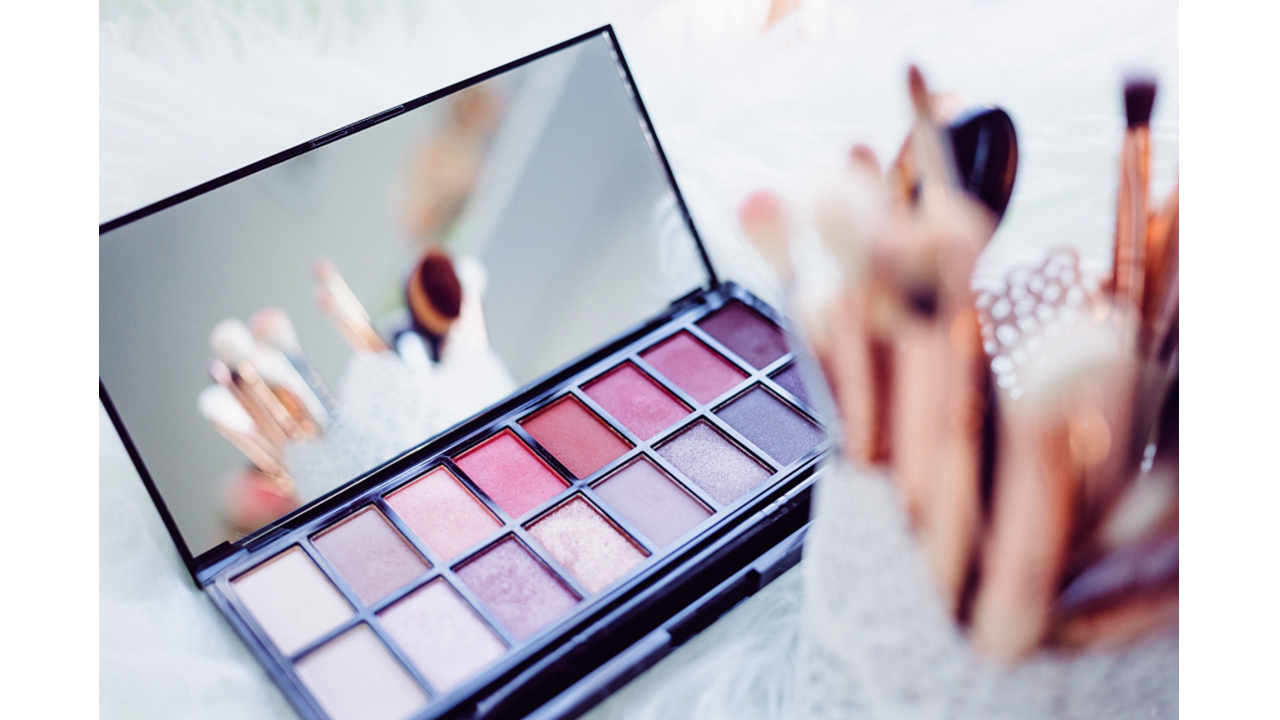 Illustratie voor: Dit waren de meeste populaire make-upproducten van 2018