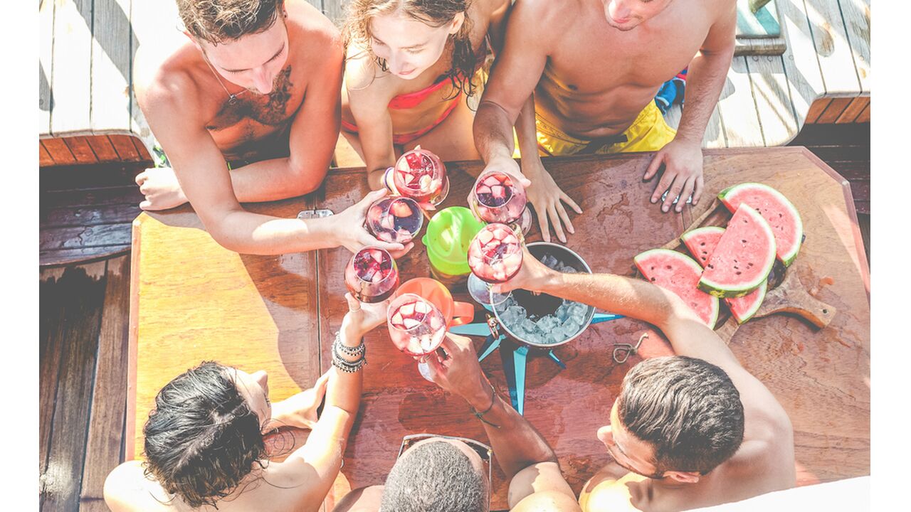 Illustratie voor: Licor 43 sangria: hét drankje voor deze zomer en zo maak je hem thuis