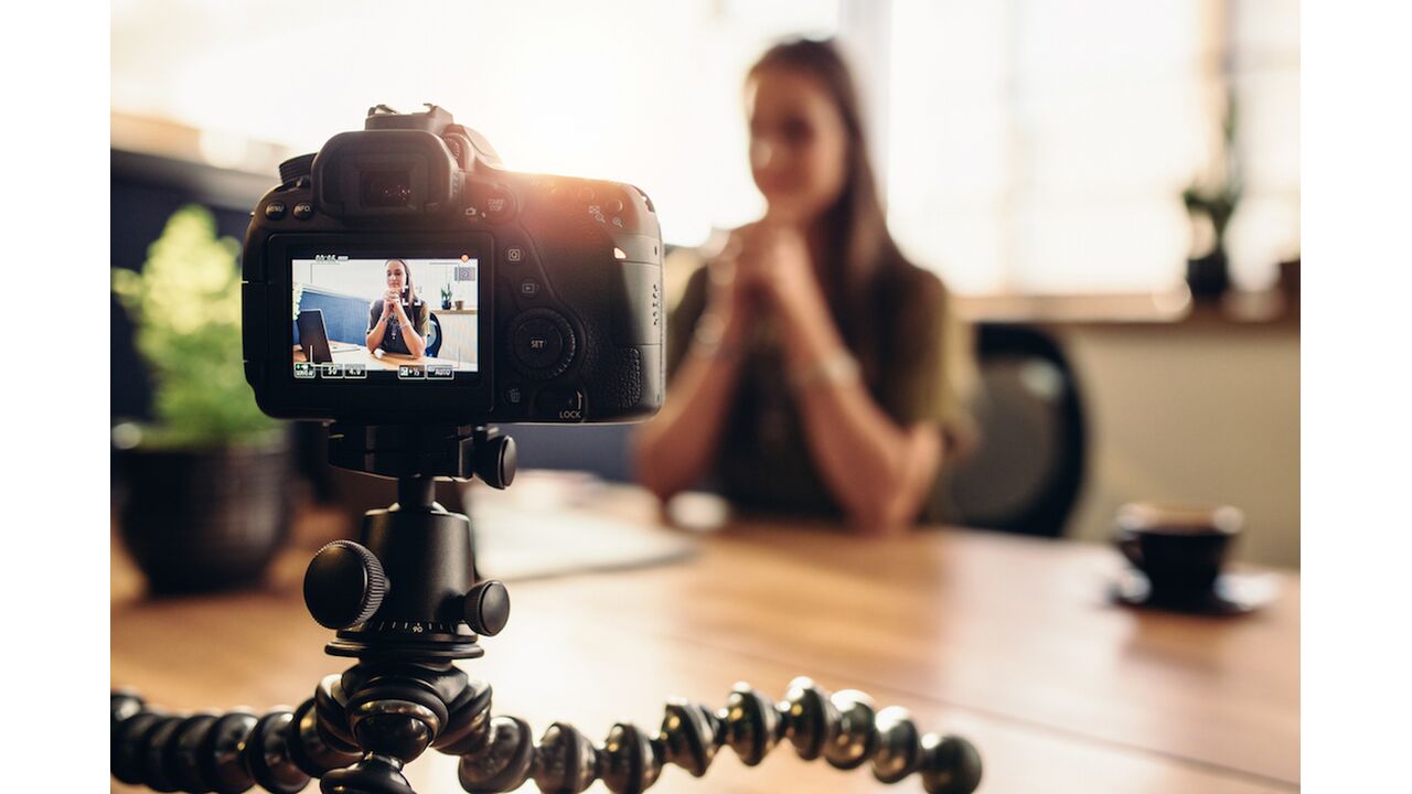 Illustratie voor: Deze vlogger laat volgers haar nieuwe camera betalen