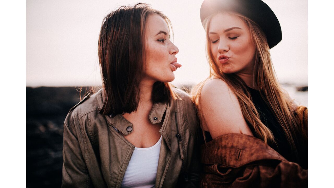 Illustratie voor: 5 tekenen dat je beste vriendin eigenlijk een neppe vriendin is