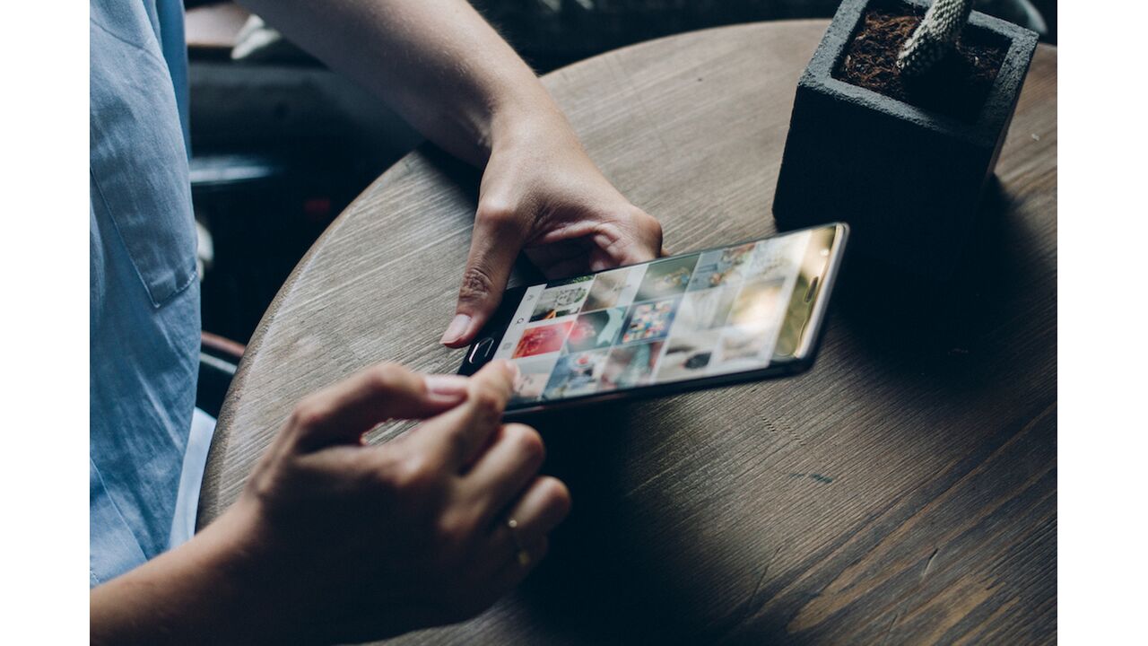 Illustratie voor: Dit Instagram-account laat rijke tieners een bizar bedrag betalen voor een shoutout