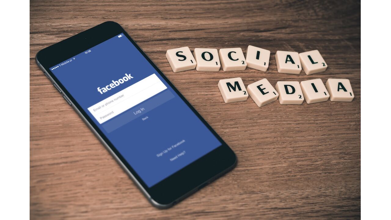Illustratie voor: Bewezen: door deze 6 social media handelingen voelt een jongen zich meer tot jou aangetrokken
