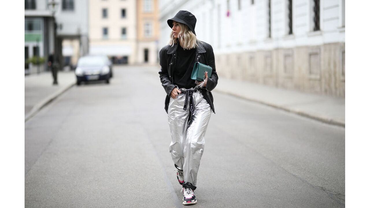 Illustratie voor: Trend: De zilveren metallic broek en zo draag je ‘m
