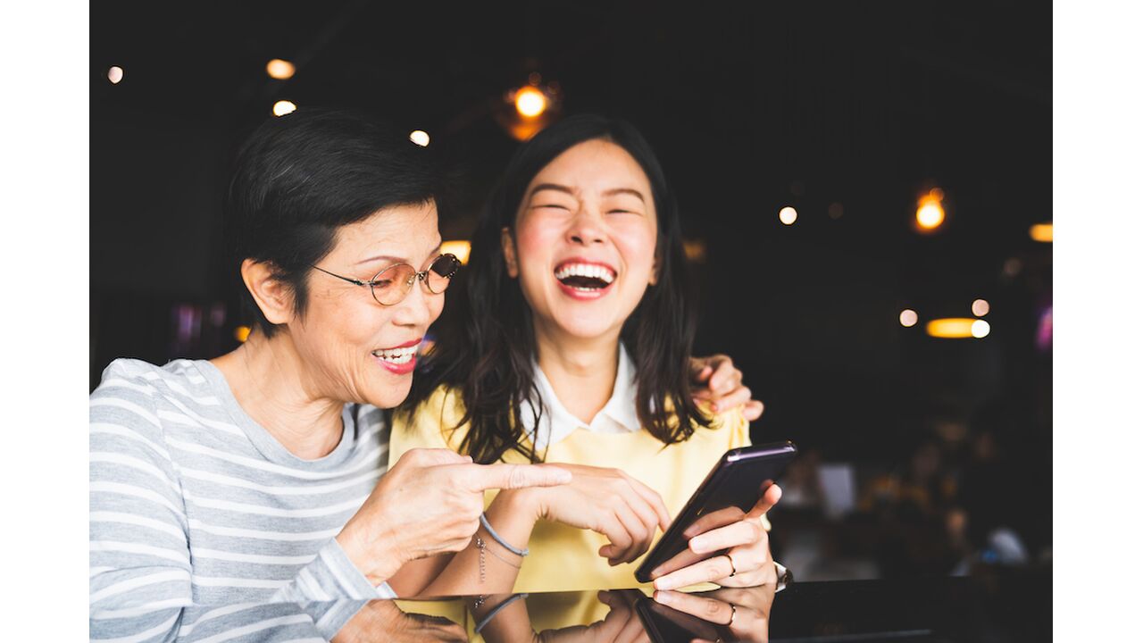 Illustratie voor: Dit typische appgedrag van ouders herken jij sowieso