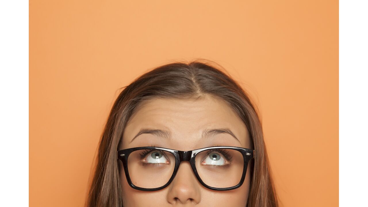 Illustratie voor: 5 dingen die je moet weten voordat je je wenkbrauwen laat harsen