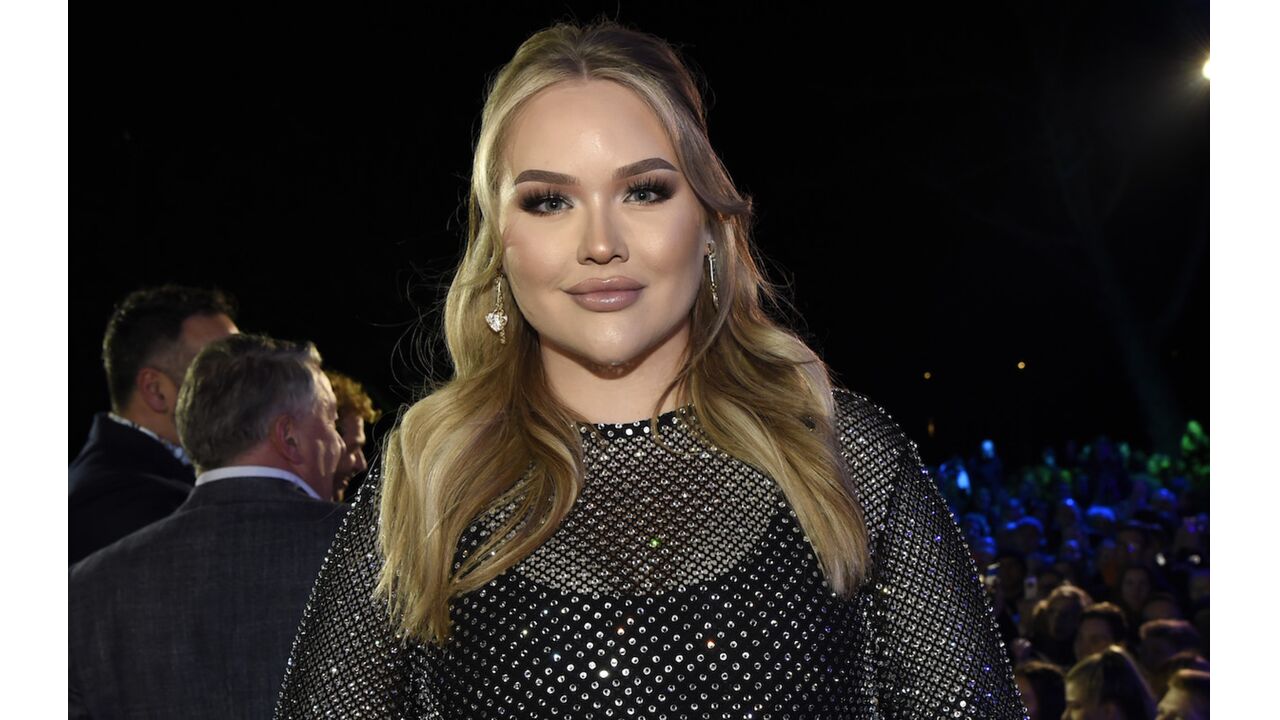 Illustratie voor: Nikkie de Jager (NikkieTutorials) reageert op mensen die haar ‘boy’ noemen
