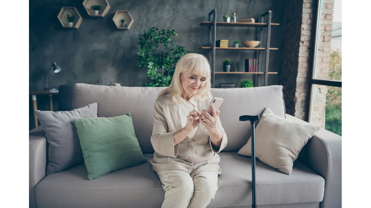 Illustratie voor: Waarom we even niet op bezoek moeten gaan bij onze opa’s en oma’s (maar ze wel moeten blijven bellen)