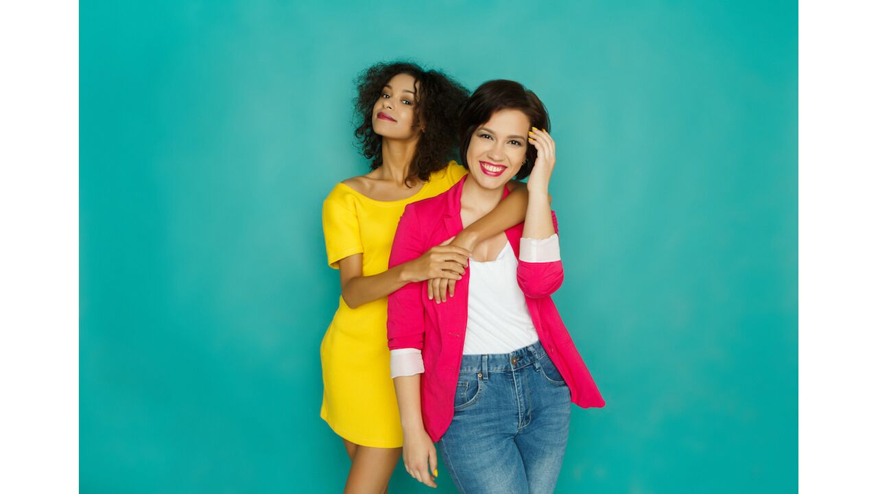 Illustratie voor: Je bestelt nu een kartonnen cut-out van jouw bestie (om tóch samen te kunnen zijn)