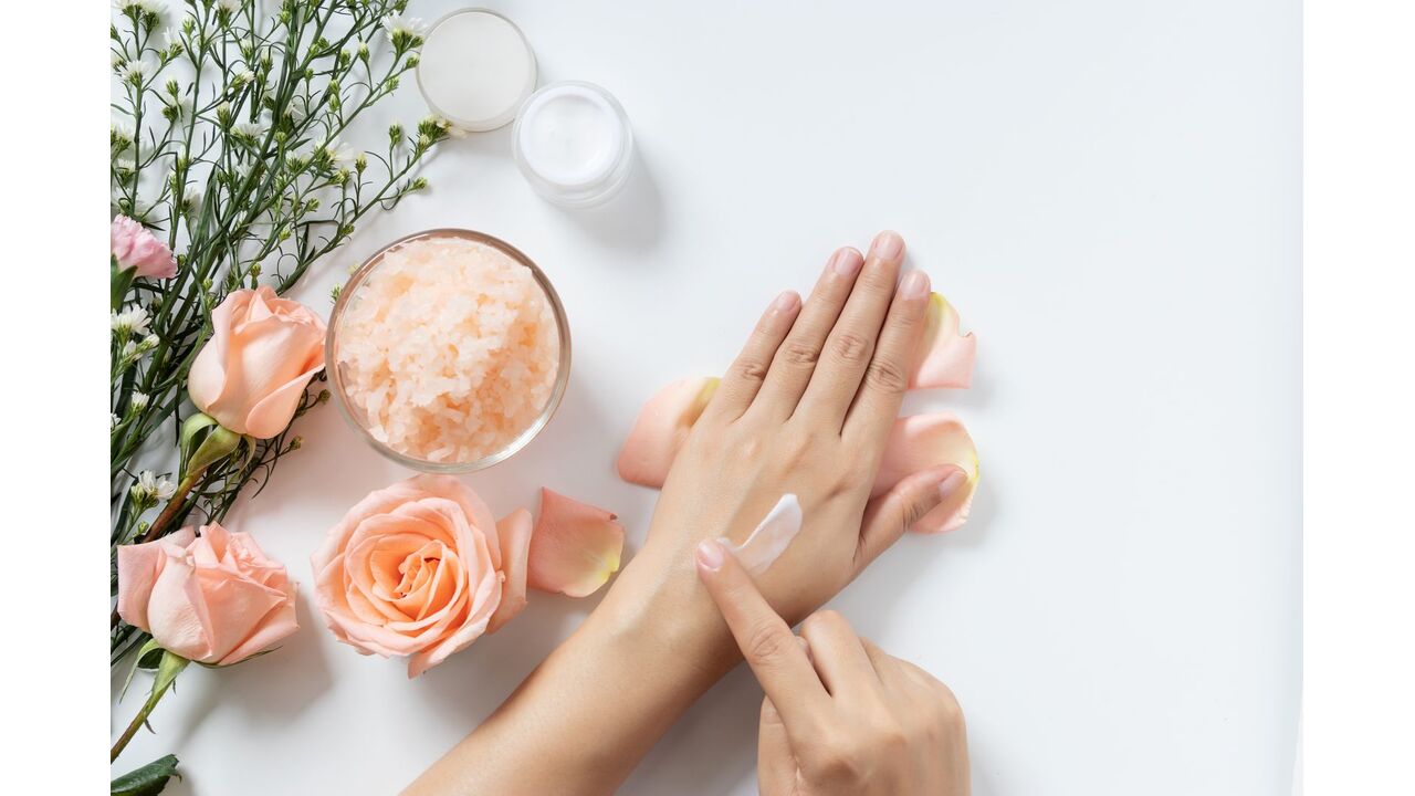 Illustratie voor: Met deze DIY-handbalm krijg je weer babyzachte handen